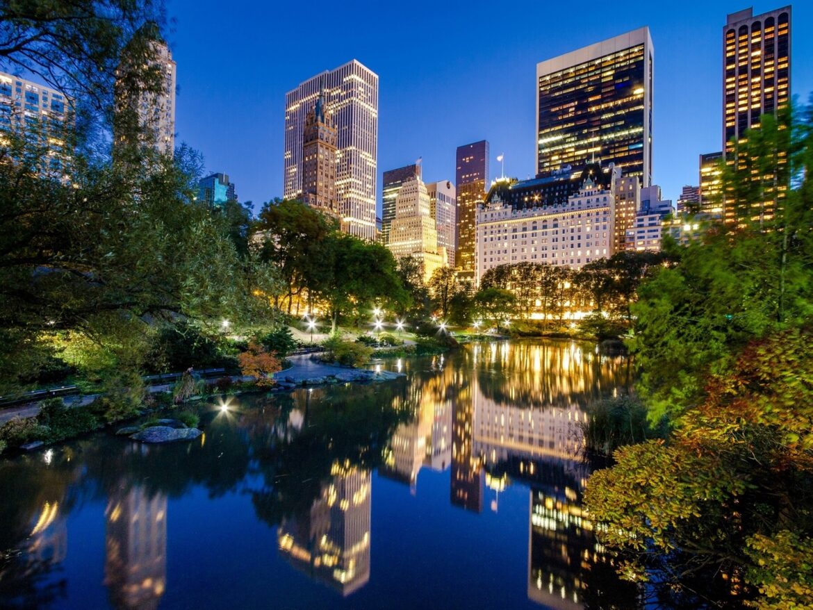 New-York-City-Manhattan-Central-Park-USA-lake-buildings-night-city-proposal_1600x1200